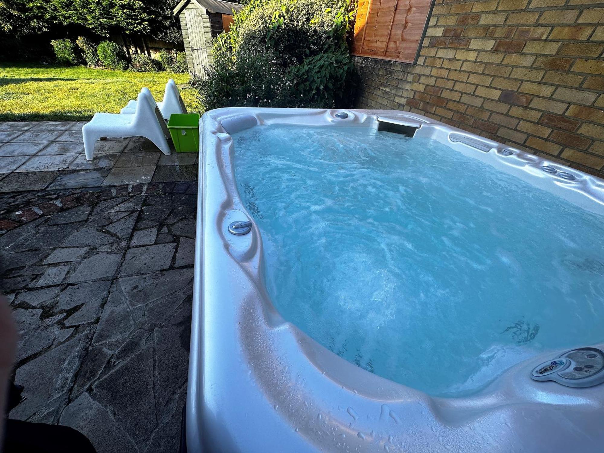Kennedy Villa - 5 Bedroom House With Hot Tub, Wifi, Free Parkings, Close To Bicester Village Eksteriør bilde
