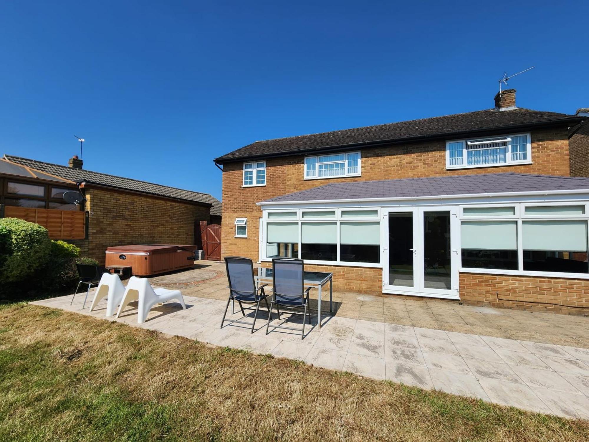 Kennedy Villa - 5 Bedroom House With Hot Tub, Wifi, Free Parkings, Close To Bicester Village Eksteriør bilde