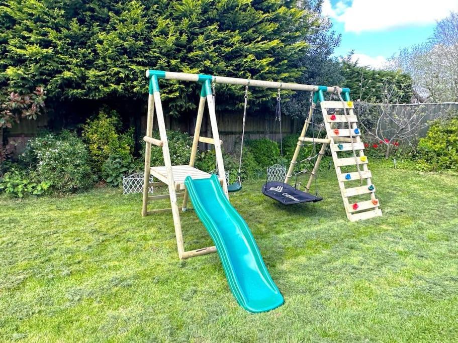 Kennedy Villa - 5 Bedroom House With Hot Tub, Wifi, Free Parkings, Close To Bicester Village Eksteriør bilde
