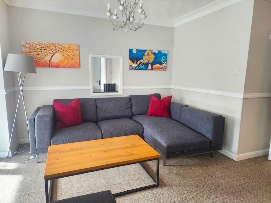 Kennedy Villa - 5 Bedroom House With Hot Tub, Wifi, Free Parkings, Close To Bicester Village Eksteriør bilde