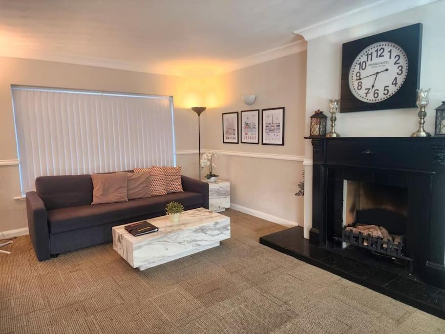 Kennedy Villa - 5 Bedroom House With Hot Tub, Wifi, Free Parkings, Close To Bicester Village Eksteriør bilde